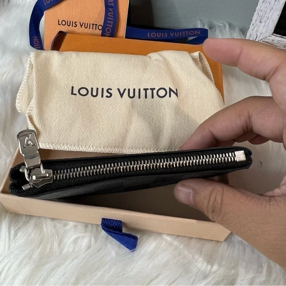𝅺LOUIS vuitton keycles graphite NWT